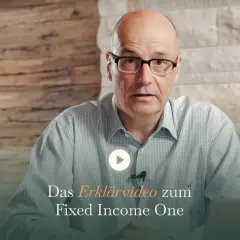 Mann mit Brille erklärt das Fixed Income One.