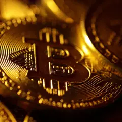 Goldene Münzen, die das Bitcoin-Symbol tragen, ein Symbol für Proof-of-Work-Coins.