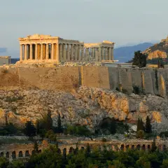 Die Akropolis in Athen, ein Wahrzeichen wie ein antiker **Akropolis coin**, thront auf einem Felsen.