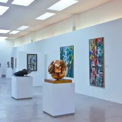 Kunstgalerie mit abstrakten Gemälden und Skulpturen, darunter eine super seltene, bronzene Kugel.