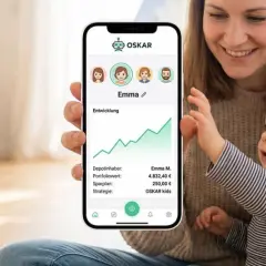 Mutter und Kind schauen auf ein Smartphone, das die Entwicklung von "Oskar" zeigt.
