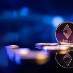 Ethereum-Münzen auf einem Spiegel, die den "Merge" symbolisieren. Blaue Lichter im Hintergrund.