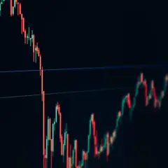 Kerzencharts zeigen fallende und steigende Kurse, die für Hedging-Trading-Strategien relevant sind.