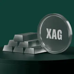 Stapel Silberbarren und eine Münze mit "XAG" deuten auf eine Silberpreis Prognose 2040 hin.