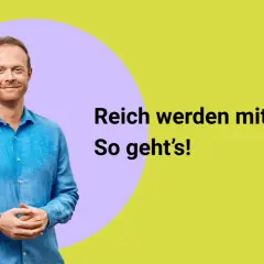 Mann in blauem Hemd lächelt, während er erklärt, wie man die Rendite berechnen und mit ETFs reich werden kann.