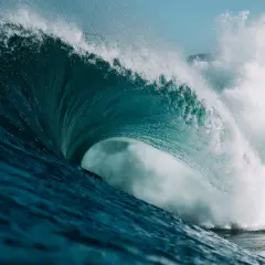 Eine gewaltige Welle bricht, ihr türkises Wasser schäumt. Wie die neuesten ocean protocol news, die sich schnell verbreiten.
