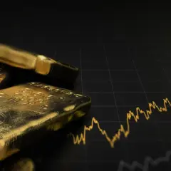 Goldbarren liegen auf einem Diagramm, das den Aufwärtstrend des Goldpreises zeigt. Ein visueller Leitfaden, wie investiere ich in gold.