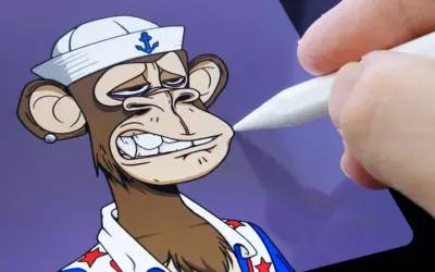 Ein digitaler Künstler bearbeitet einen **nft bored ape** mit einem Stift auf einem Tablet. Der Affe trägt eine Matrosenmütze und ein Hemd mit Sternen.