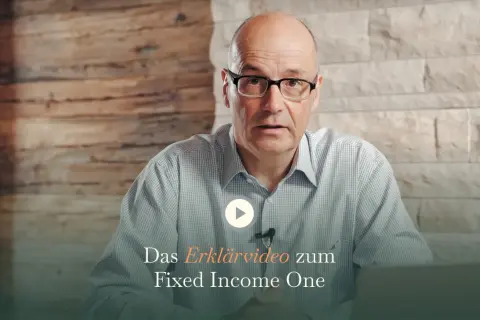 Mann mit Brille erklärt das Fixed Income One.