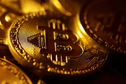 Goldene Münzen, die das Bitcoin-Symbol tragen, ein Symbol für Proof-of-Work-Coins.