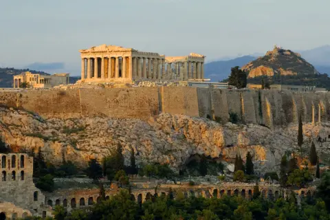 Die Akropolis in Athen, ein Wahrzeichen wie ein antiker **Akropolis coin**, thront auf einem Felsen.