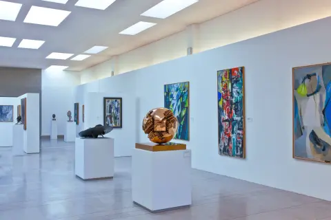 Kunstgalerie mit abstrakten Gemälden und Skulpturen, darunter eine super seltene, bronzene Kugel.
