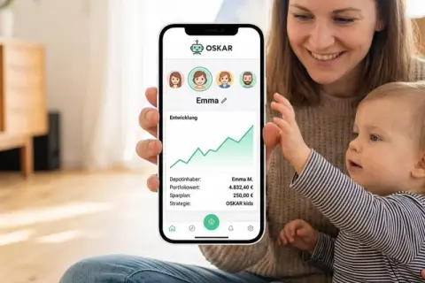 Mutter und Kind schauen auf ein Smartphone, das die Entwicklung von "Oskar" zeigt.
