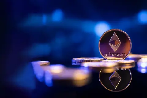 Ethereum-Münzen auf einem Spiegel, die den "Merge" symbolisieren. Blaue Lichter im Hintergrund.