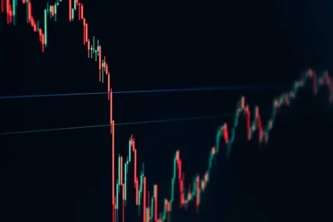 Kerzencharts zeigen fallende und steigende Kurse, die für Hedging-Trading-Strategien relevant sind.