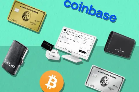 Kreditkarten, ein Portemonnaie und ein Bitcoin-Symbol liegen neben einem Tablet, das eine Kasse zeigt. Dies könnte eine Darstellung von **Ecuador Bitcoin**-Zahlungen sein, die über Coinbase abgewickelt werden.