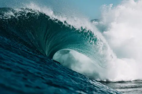 Eine gewaltige Welle bricht, ihr türkises Wasser schäumt. Wie die neuesten ocean protocol news, die sich schnell verbreiten.