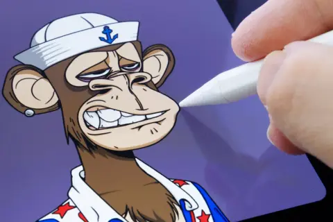 Ein digitaler Künstler bearbeitet einen **nft bored ape** mit einem Stift auf einem Tablet. Der Affe trägt eine Matrosenmütze und ein Hemd mit Sternen.