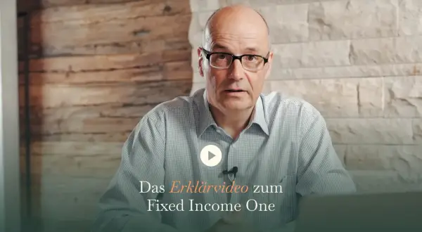 Mann mit Brille erklärt das Fixed Income One.