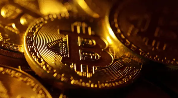 Goldene Münzen, die das Bitcoin-Symbol tragen, ein Symbol für Proof-of-Work-Coins.