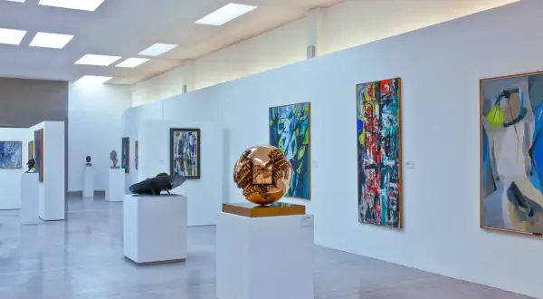 Kunstgalerie mit abstrakten Gemälden und Skulpturen, darunter eine super seltene, bronzene Kugel.
