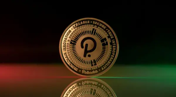Goldene Münze mit dem Polkadot-Logo, die die Frage "was ist Polkadot" beantwortet: Blockchain-Innovation, Skalierbarkeit, Sicherheit, Interoperabilität.