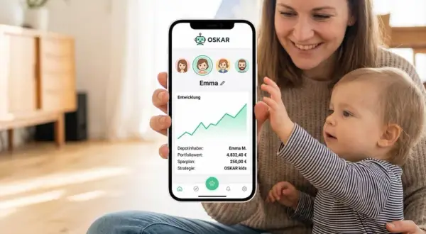 Mutter und Kind schauen auf ein Smartphone, das die Entwicklung von "Oskar" zeigt.