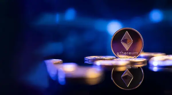 Ethereum-Münzen auf einem Spiegel, die den "Merge" symbolisieren. Blaue Lichter im Hintergrund.