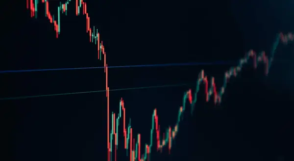Kerzencharts zeigen fallende und steigende Kurse, die für Hedging-Trading-Strategien relevant sind.