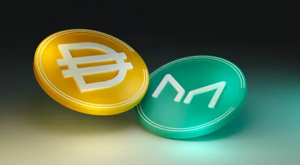 Zwei glänzende Kryptomünzen, eine gelbe mit einem Euro-Symbol und eine grüne mit dem Maker-Logo, schweben nebeneinander.