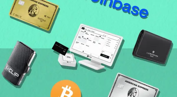 Kreditkarten, ein Portemonnaie und ein Bitcoin-Symbol liegen neben einem Tablet, das eine Kasse zeigt. Dies könnte eine Darstellung von **Ecuador Bitcoin**-Zahlungen sein, die über Coinbase abgewickelt werden.