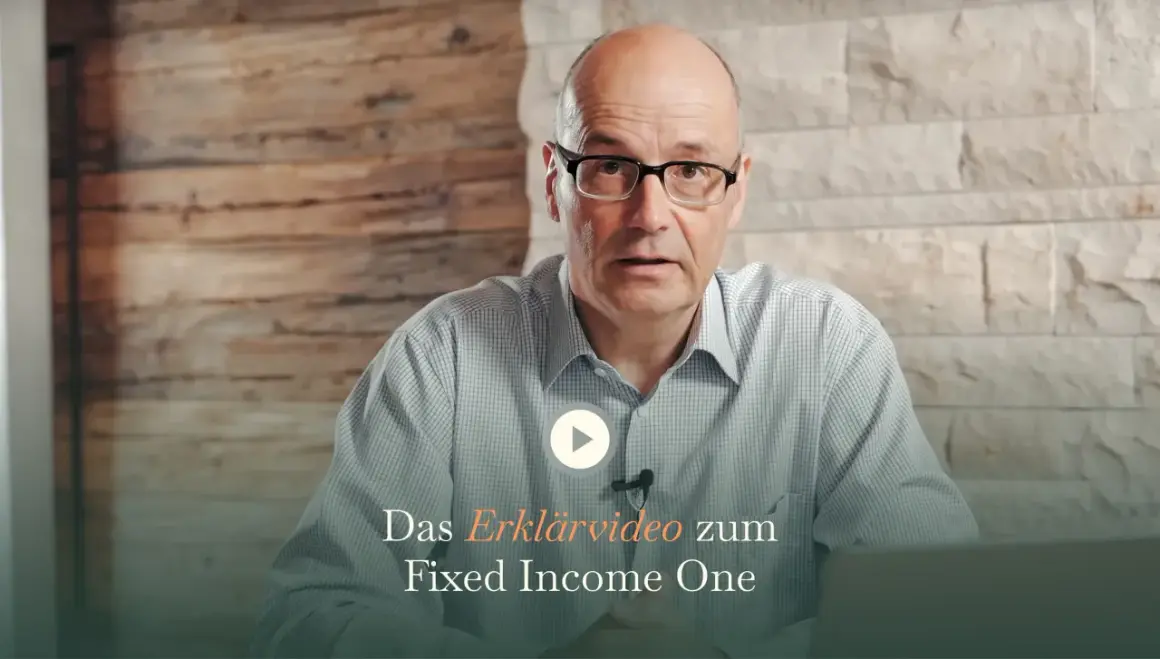 Mann mit Brille erklärt das Fixed Income One.