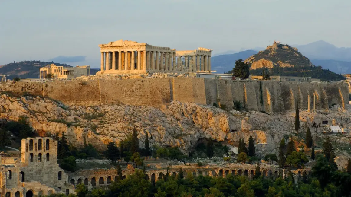 Die Akropolis in Athen, ein Wahrzeichen wie ein antiker **Akropolis coin**, thront auf einem Felsen.