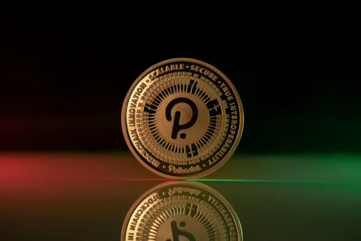 Goldene Münze mit dem Polkadot-Logo, die die Frage "was ist Polkadot" beantwortet: Blockchain-Innovation, Skalierbarkeit, Sicherheit, Interoperabilität.
