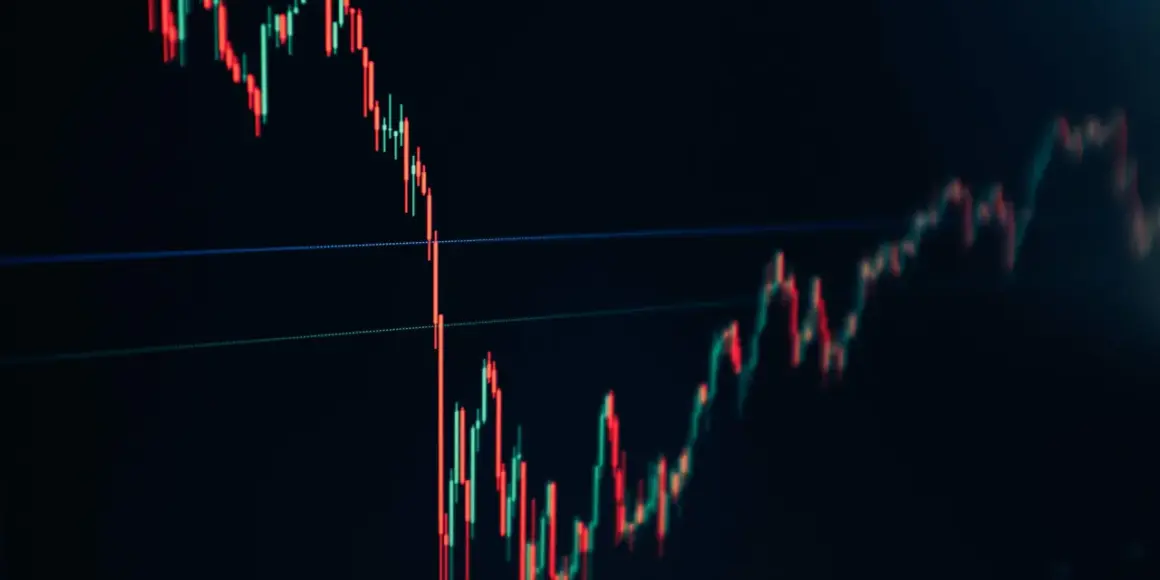 Kerzencharts zeigen fallende und steigende Kurse, die für Hedging-Trading-Strategien relevant sind.