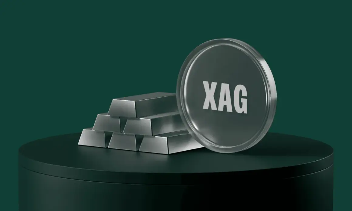 Stapel Silberbarren und eine Münze mit "XAG" deuten auf eine Silberpreis Prognose 2040 hin.