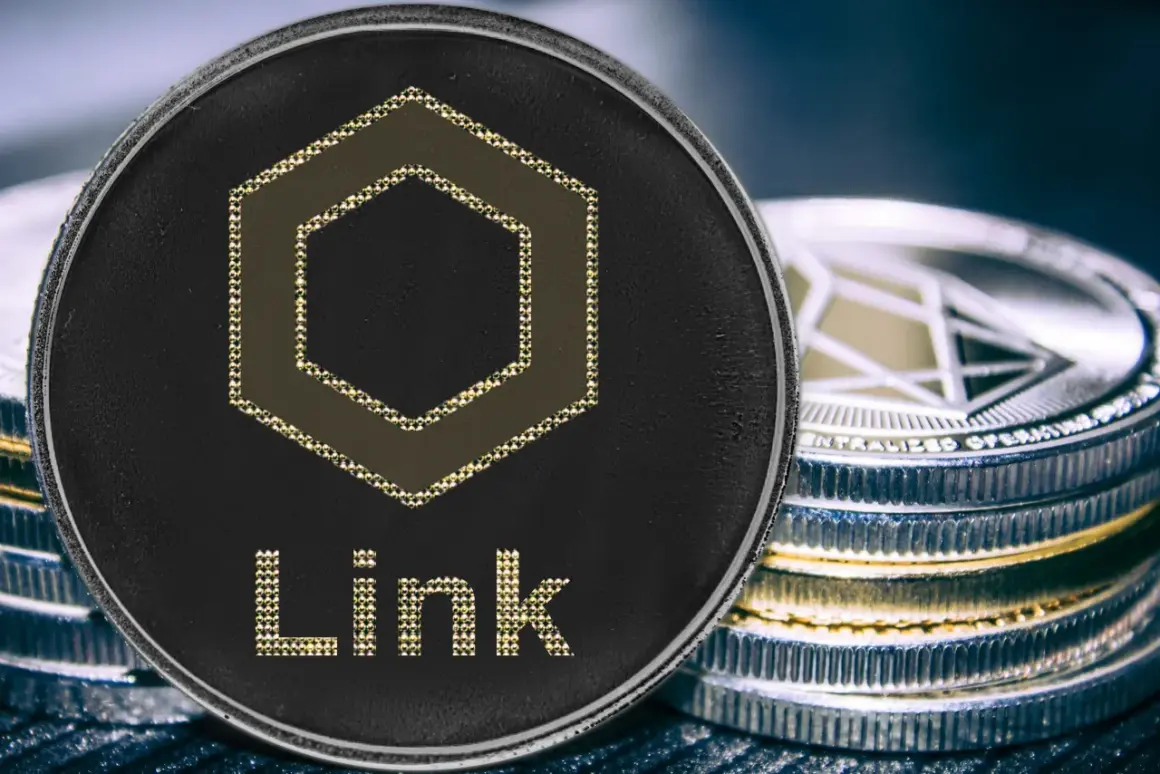 Nahaufnahme einer Chainlink Coin mit dem Schriftzug "Link" und einem sechseckigen Symbol. Daneben stapeln sich weitere Kryptomünzen.