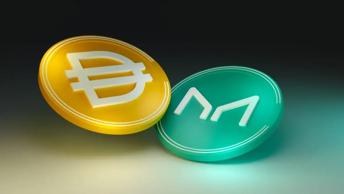 Zwei glänzende Kryptomünzen, eine gelbe mit einem Euro-Symbol und eine grüne mit dem Maker-Logo, schweben nebeneinander.