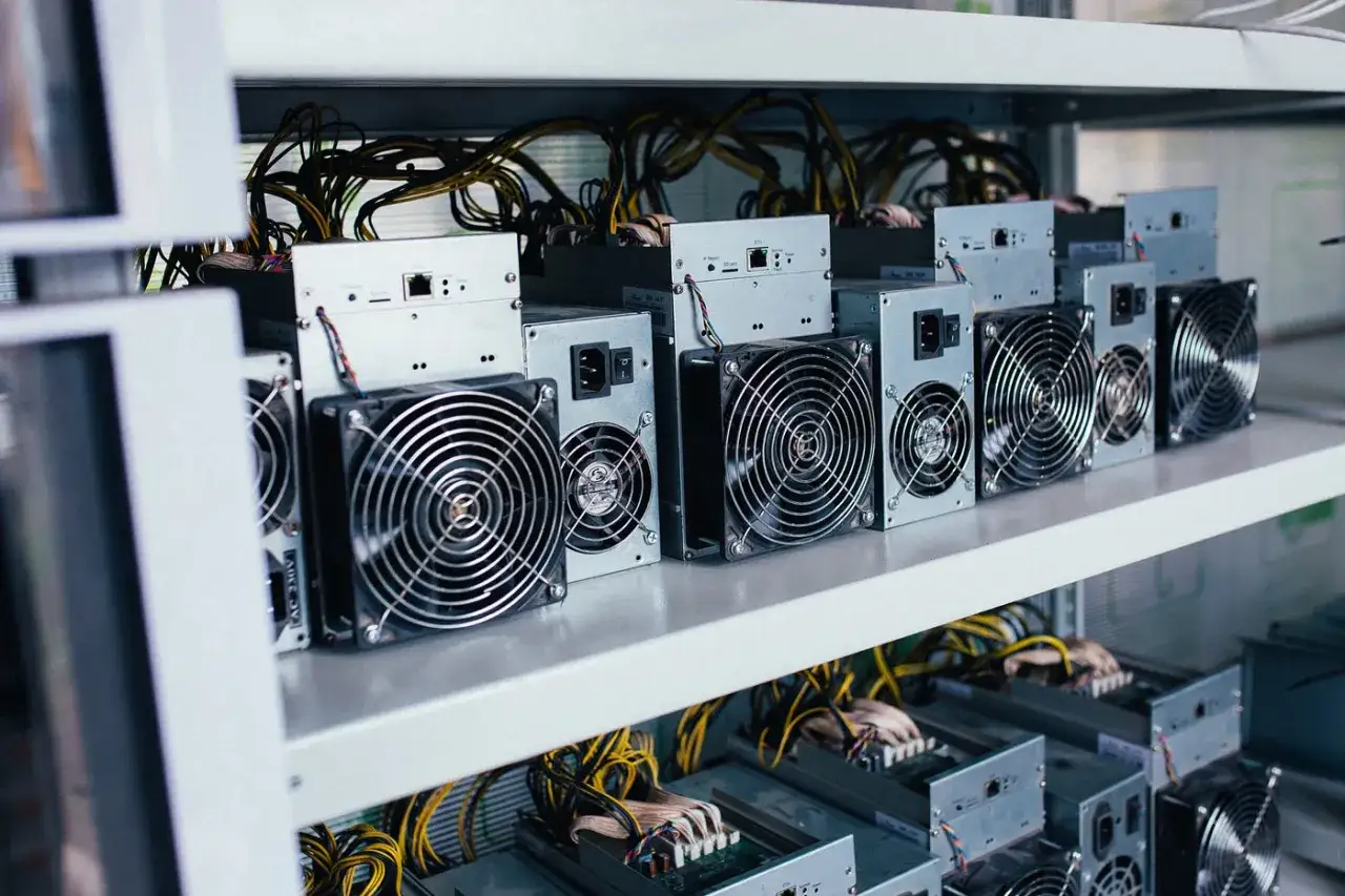 Reihen von Computern mit L&uuml;ftern, die f&uuml;r das Mining von Kryptow&auml;hrungen und die proof of work blockchain verwendet werden.