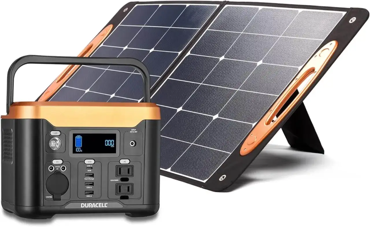 Solarenergie f&uuml;r den Bergbau: Ein tragbares Kraftwerk und faltbares Solarpanel, bereit f&uuml;r den Einsatz.