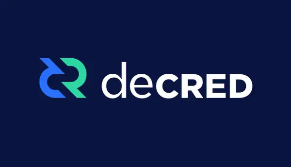 Das Logo von Decred, einer Kryptowährung, mit dem stilisierten "DR"-Symbol in Blau und Grün neben dem weißen Schriftzug "decred".