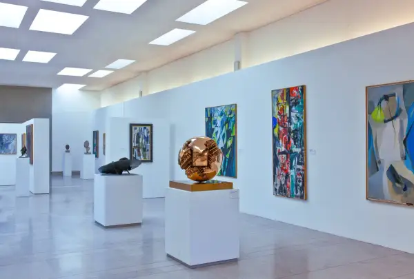Kunstgalerie mit abstrakten Gemälden und Skulpturen, darunter eine super seltene, bronzene Kugel.
