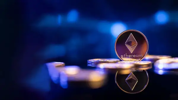 Ethereum-Münzen auf einem Spiegel, die den "Merge" symbolisieren. Blaue Lichter im Hintergrund.