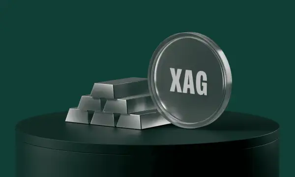 Stapel Silberbarren und eine Münze mit "XAG" deuten auf eine Silberpreis Prognose 2040 hin.