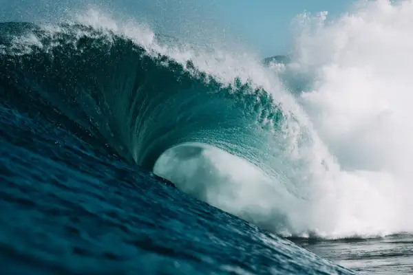 Eine gewaltige Welle bricht, ihr türkises Wasser schäumt. Wie die neuesten ocean protocol news, die sich schnell verbreiten.