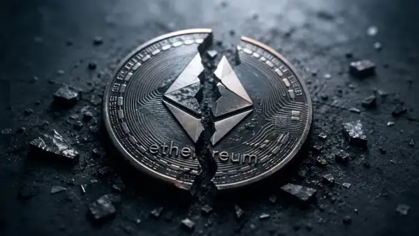 Zerbrochene Ether Krypto-Münze mit dem Ethereum-Logo, umgeben von Trümmern auf dunklem Hintergrund.